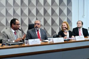 Senador Paim (2º à esq.) comandou o debate entre Lavigne, Cleunice e Morgado Fonte: Agência Senado